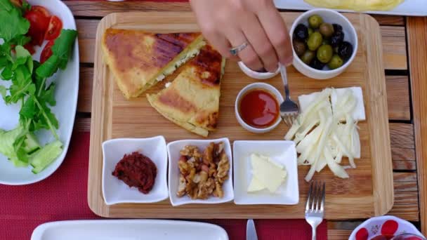 Kvinna Njuter Traditionell Turkisk Frukost Trädgården Hon Sitter Vid Bordet — Stockvideo