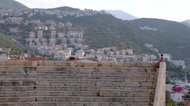Mulher Elegante Charmoso Vestido Explora Marco Antigo Ruínas Anfiteatro Grego — Vídeo de Stock