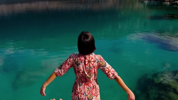Жінка Сукні Насолоджується Середземноморським Узбережжям Біля Кас Туреччини Спокійний Момент — стокове відео