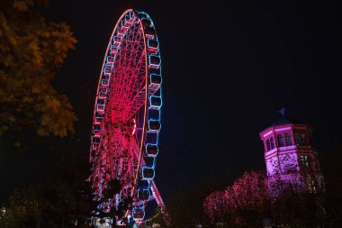 Düsseldorf 'ta. GERÇEK. 13 Aralık 2022 'de. Almanya 'da Noel. Noel piyasa ruhu. Noel 'i kutluyoruz. Işıklar, atlı karınca, şehir merkezindeki markette küçük evler, inanılmaz yiyecek seçimi.