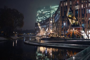 Düsseldorf 'ta. GERÇEK. 13 Aralık 2022 'de. Almanya 'da Noel. Noel piyasa ruhu. Noel 'i kutluyoruz. Işıklar, atlı karınca, şehir merkezindeki markette küçük evler, inanılmaz yiyecek seçimi.