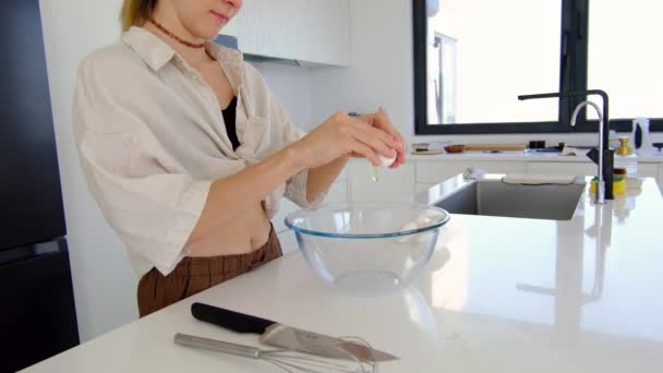 Γυναίκα Στην Κουζίνα Κάνει Εργασίες Χύνοντας Αυγό Στο Μπολ Στο Βίντεο Κλιπ