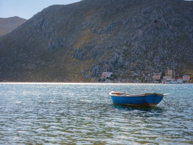 Symi ya da Simi adası limanı, klasik gemi yatları, ada tepelerindeki evler, Ege Körfezi. Yunanistan adaları Rodos adasından tatil turları düzenliyor. Symi, Yunanistan, Dodecanese.