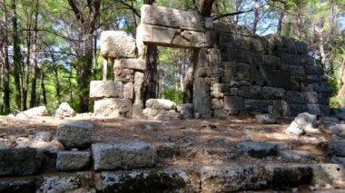 Antika, Akdeniz 'in eski şehir Phaselis Türkiye' sini harabeye çevirdi. Phaselis ya da Faselis, antik Lycia kıyısında bir Yunan ve Roma kentidir. Harabeleri modern Tekirova kentinin kuzeyinde yer almaktadır.