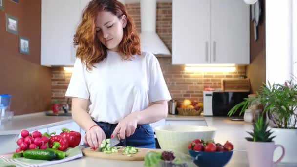 Jeune Femme Caucasienne Faire Des Salades Aliments Sains Dans Cuisine — Video