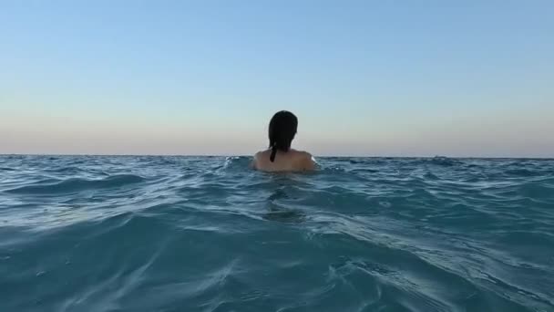 Sommerstimmung Entspannung Meer Der Türkischen Riviera Asiatische Junge Frau Entspannt — Stockvideo