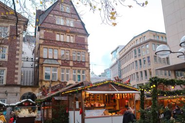Dortmund. GERÇEK. 13 Aralık 2022 'de. Noel piyasa ruhu. Noel 'i kutluyoruz. Işıklar, atlı karınca, şehir merkezindeki markette küçük evler, inanılmaz yiyecek seçimi..