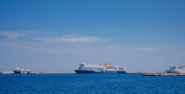 Rodos, Yunanistan - 16 Nisan 2023: Saos Feribot ve Mavi Yıldız feribotu Akdeniz 'deki tarihi bir şehre varıyor..