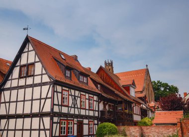 Avrupa 'ya bahar gezisi. Seyahat ve Alman turistik yerleri. Erfurt 'ta bir yerlerde eski tarihi evlerin dış görünüşü geleneksel yarı keresteli evler sıcacık ve peri kuyruğu modunda.