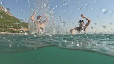 Deniz yazı manzarası. Seyahat ve tatil konsepti. Mutlu genç çift, sahilde kadın ve erkek eğleniyor. Erkek ve kadın eğleniyor. Sağlıklı aktif yaşam tarzı kavramı