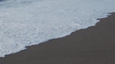 Akdeniz, Konyaalti, Antalya ve Türkiye 'de güçlü dalgalar hakim. Fırtınalı dalgalar köpüklü köpüklü deniz, mavi gökyüzü.