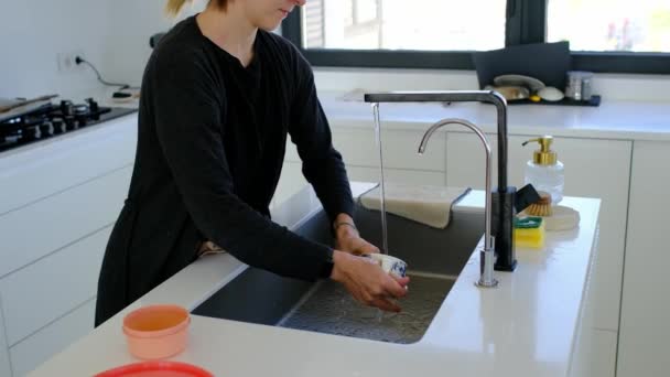 Wanita Dapur Modern Putih Membuat Pekerjaan Rumah Tutup Tangan Ibu — Stok Video