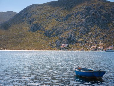 Symi ya da Simi adası limanı, klasik gemi yatları, ada tepelerindeki evler, Ege Körfezi. Yunanistan adaları Rodos adasından tatil turları düzenliyor. Symi, Yunanistan, Dodecanese.