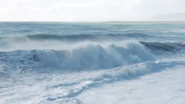 Мощные Волны Бушуют Средиземном Море Коньяалты Анталья Туркие Штормовые Волны — стоковое видео