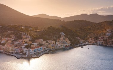 Symi Adası, Yunanistan. Yunanistan, Ege Denizi 'ndeki Rodos adalarından tatil yapıyor. Symi Körfezi 'ndeki renkli neoklasik evler. Adanın ana körfezi, turist feribotlarının ve yatların bataklığa çekildiği yer.