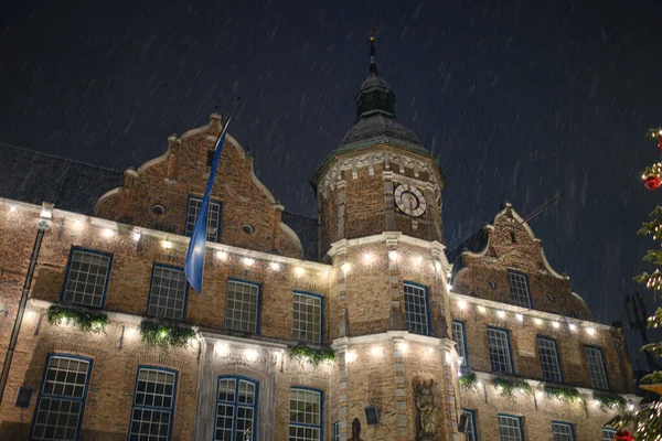 Düsseldorf Belediyesi ve Marktplatz Noel Pazarı 'nın karlı Noel ağacı manzarası. Resim hafif kar yağışı sırasında, sansasyonel bir gece gökyüzü ile çekildi..