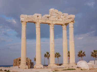 Türkiye 'nin Antalya kıyısındaki Antik Kenti' ne düşük turizm sezonunda gitmek. Apollo Tapınağı 'nın yıkıntıları