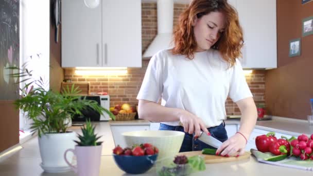 Jeune Femme Caucasienne Faire Des Salades Aliments Sains Dans Cuisine Clip Vidéo
