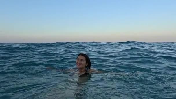 Sommerstimmung Entspannung Meer Der Türkischen Riviera Asiatische Junge Frau Entspannt — Stockvideo