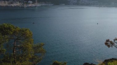 Türkiye, Fethiye 'ye gezi, Mugla iline. Yarımadadan şehre ve marinaya manzara