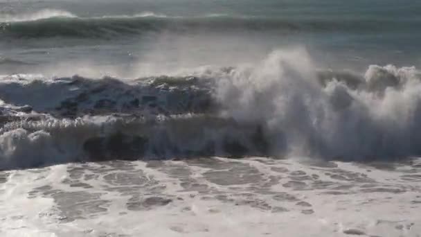 地中海 科尼亚尔蒂 安塔利亚 土尔其耶的海浪汹涌汹涌 暴风雨的浪花飞溅 浪花飞溅 蔚蓝的天空 — 图库视频影像