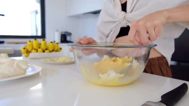 Γυναίκα Στην Κουζίνα Κάνει Εργασίες Γυναίκα Ανακινεί Ομελέτα Τυρί Στο Πλάνα Αρχείου