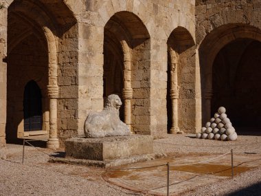 Rodos, Yunanistan - 21 Nisan 2023: Rodos Arkeoloji Müzesi 'ndeki antik aslan heykeli.