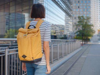 Avusturya 'da seyahat eden kadın turist, başkent Viyana' da. Avrupa 'ya tek başına yaz gezisi, Donaustadt Mahallesi' nde yürüyen mutlu genç bir kadın.