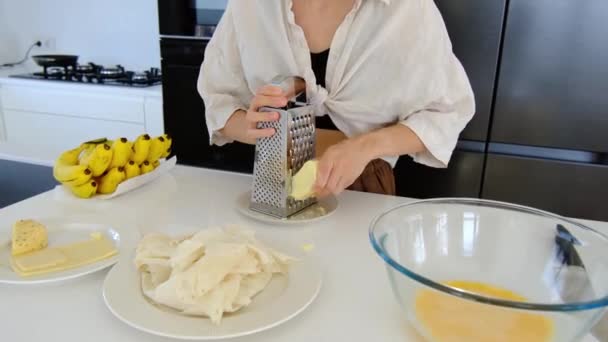 Женщина Кухне Готовить Ужин Молодая Женщина Решетки Сыр Приготовить Вкусный — стоковое видео