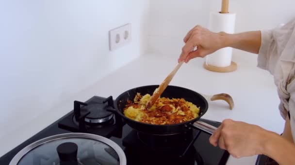 Frauen Der Küche Machen Hausaufgaben Frau Mischt Omelett Mit Käse — Stockvideo