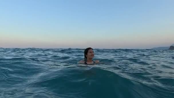 Ambiance Estivale Détente Bord Mer Sur Riviera Turque Asiatique Femme Séquence Vidéo Libre De Droits