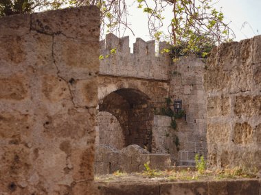 Yunanistan 'a seyahat, Akdeniz adaları Rodos. Ortaçağ şehri Rodos 'un duvarları ve kapısı eski şehrin savunma sisteminin güçlendirilmiş taş duvarları..