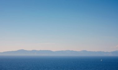 Yunanistan 'a seyahat, Akdeniz adaları Rodos. Ege Denizi 'nin mavi sularında, Ege sahilinin altında, yukarısı manzaralı bir yat.
