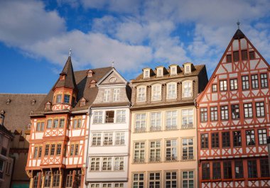 Frankfurt am Main, Almanya - 5 Mayıs 2023: güzel tarihi bölge - Frankfurt 'taki Roemerberg Meydanı Almanya' nın beşinci büyük şehridir..