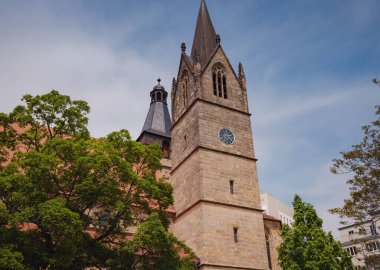Avrupa 'ya bahar gezisi. Seyahat ve Alman turistik yerleri. Erfurt 'ta bir yerlerde ilginç antik kuleler ve ortaçağ evlerinin cepheleri