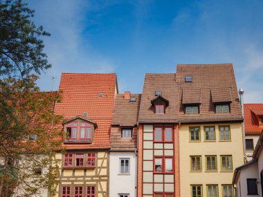 Avrupa 'ya bahar gezisi. Seyahat ve Alman turistik yerleri. Erfurt 'ta bir yerlerde eski tarihi evlerin dış görünüşü geleneksel yarı keresteli evler sıcacık ve peri kuyruğu modunda.