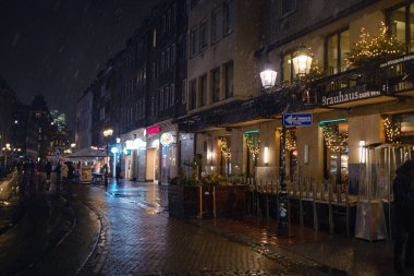 Düsseldorf 'ta. GERÇEK. 13 Aralık 2022 'de. Almanya 'da Noel. Noel piyasa ruhu. Noel 'i kutluyoruz. Işıklar, atlı karınca, şehir merkezindeki markette küçük evler, inanılmaz yiyecek seçimi.