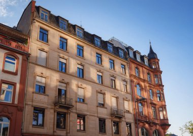 Avrupa 'ya bahar gezisi. Güzel eski Alman şehirleri, seyahat ve Alman turistik yerleri. Frankfurt 'ta bir yerlerde eski tarihi evlerin cephesine manzara
