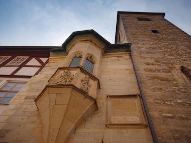 Avrupa 'ya bahar gezisi. Seyahat ve Alman turistik yerleri. Erfurt 'ta bir yerlerde eski tarihi evlerin dış görünüşü geleneksel yarı keresteli evler sıcacık ve peri kuyruğu modunda.