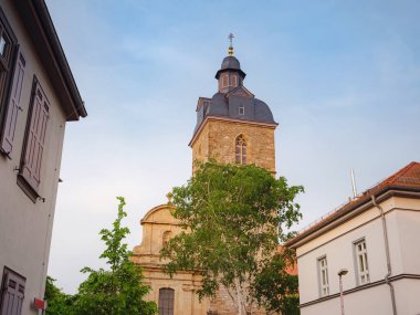 Avrupa 'ya bahar gezisi. Seyahat ve Alman turistik yerleri. Erfurt 'ta bir yerlerde ilginç antik kuleler ve ortaçağ evlerinin cepheleri