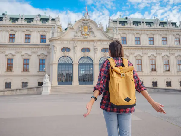 Avusturya 'da seyahat eden kadın turist, başkent Viyana' da. Avrupa 'ya yaz kadın yalnız gezisi, Barok tarzı Belvedere sarayı yakınlarında parkta yürüyen mutlu genç bir kadın..