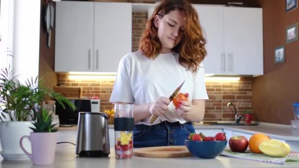 Jovem Casa Cozinha Fazer Batido Frutas Jovem Feliz Bonita Cozinha — Vídeo de Stock