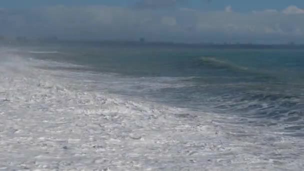 Мощные Волны Бушуют Средиземном Море Коньяалты Анталья Туркие Штормовые Волны — стоковое видео