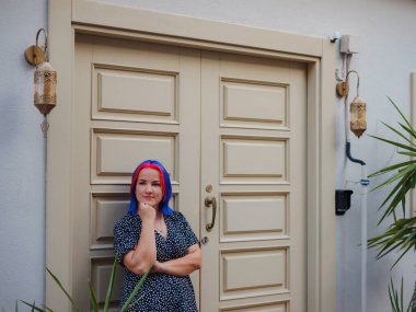 Antalya 'da yaz yürüyüşü. Renkli saçlı ve elbiseli bir kadın tarihi sokaklarını incelikle keşfediyor. Geçmiş ve şimdiki zamanı uyumlu hale getiren görsel senfoni yaratmak.