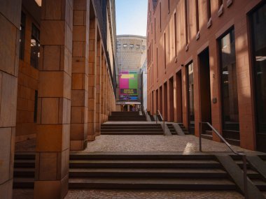 Frankfurt am Main, Almanya - 5 Mayıs 2023: Schirn Kunsthalle Çağdaş sanat sergilerine ev sahipliği yapan bir sanat galerisi.