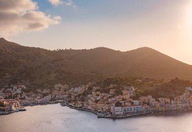 Symi Adası, Yunanistan. Yunanistan, Ege Denizi 'ndeki Rodos adalarından tatil yapıyor. Symi Körfezi 'ndeki renkli neoklasik evler. Adanın ana körfezi, turist feribotlarının ve yatların bataklığa çekildiği yer.