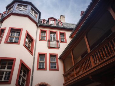 Avrupa 'ya bahar gezisi. Güzel eski Alman şehirleri, seyahat ve Alman turistik yerleri. Frankfurt 'ta bir yerlerde eski tarihi evlerin cephesine manzara