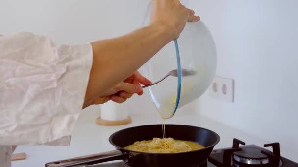 Γυναίκα Στην Κουζίνα Κάνει Εργασίες Γυναίκα Αναμιγνύει Ομελέτα Τυρί Και Βίντεο Αρχείου