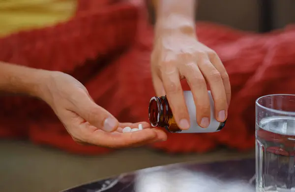 Felnőtt Beteg Ember Tartsa Tabletták Kéznél Kitöltése Kapszula Gyógyszeres Üveg Stock Kép