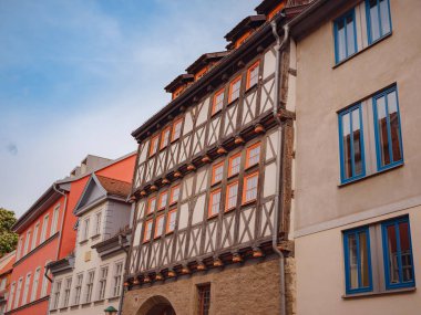 Avrupa 'ya bahar gezisi. Seyahat ve Alman turistik yerleri. Erfurt 'ta bir yerlerde eski tarihi evlerin dış görünüşü geleneksel yarı keresteli evler sıcacık ve peri kuyruğu modunda.